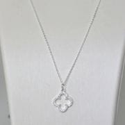 Cadena de plata con dije trebol calado