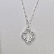 Cadena de plata con dije trebol calado