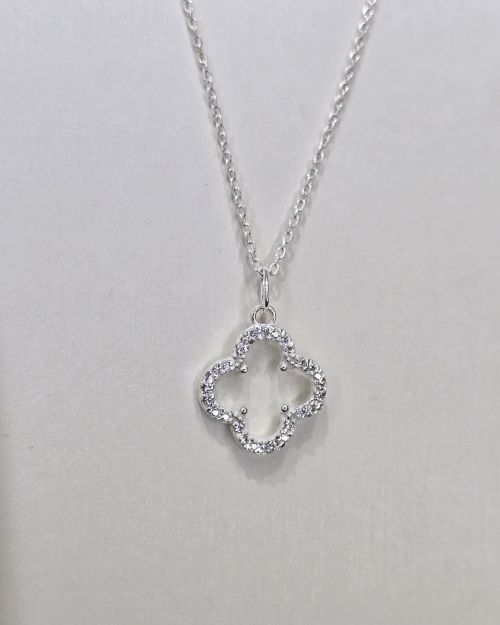 Cadena de plata con dije trebol calado