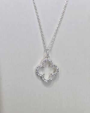 Cadena de plata con dije trebol calado