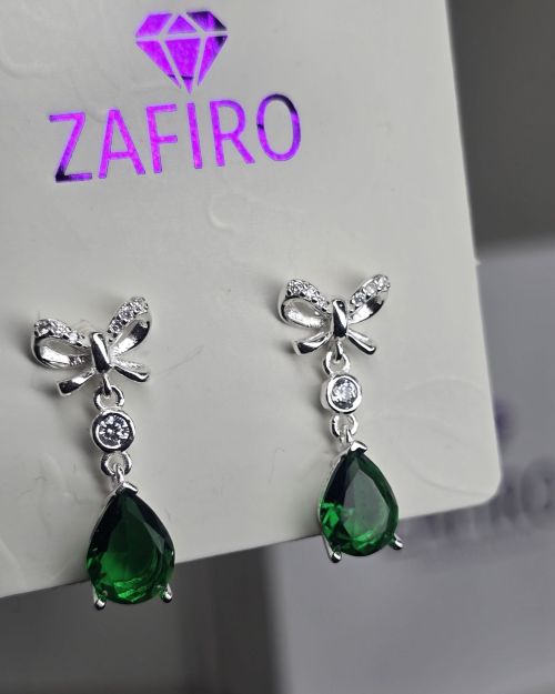 Aros pasantes de mariposa con punto de luz y gota verde