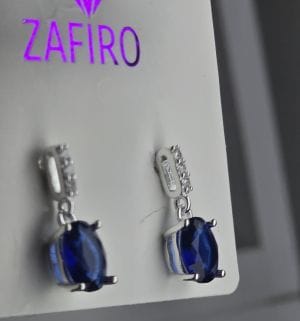 Aros pasantes ovalados azules con cubic
