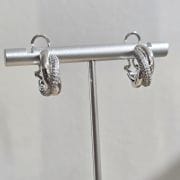 Argollas rodinadas combinadas con pave cruzadas