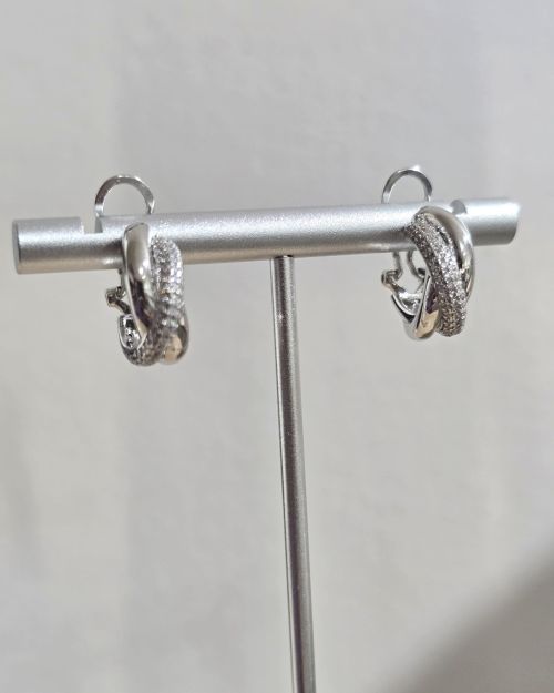 Argollas rodinadas combinadas con pave cruzadas