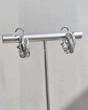Argollas rodinadas combinadas con pave cruzadas