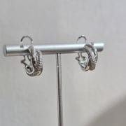 Argollas rodinadas combinadas con pave cruzadas