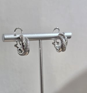 Argollas rodinadas combinadas con pave cruzadas
