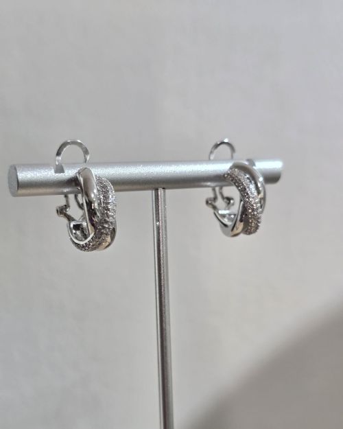 Argollas rodinadas combinadas con pave cruzadas