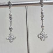 Aros alargados cubic mas flor plata rodinada