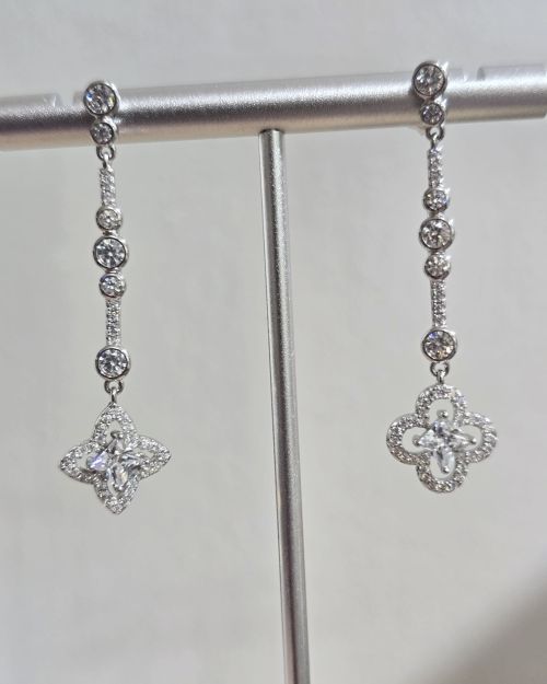 Aros alargados cubic mas flor plata rodinada