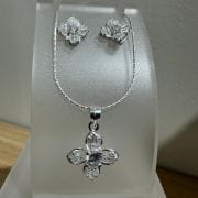 Conjunto flor con cubics dije más aros