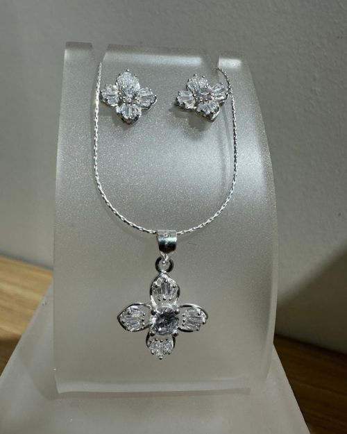 Conjunto flor con cubics dije más aros