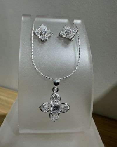 Conjunto flor con cubics dije más aros