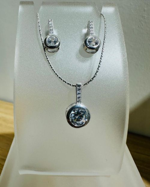 Conjunto clásico pulto luz Dije y aros
