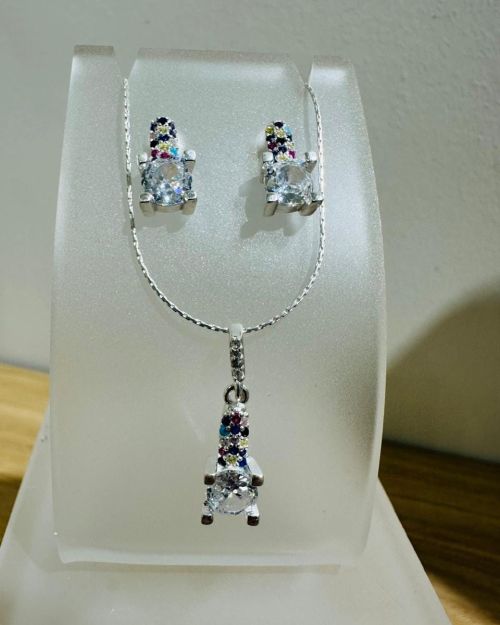 Conjunto circonia colores y punto luz aros y dije