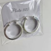 Argollas medianas de plata lisa estilo cinta