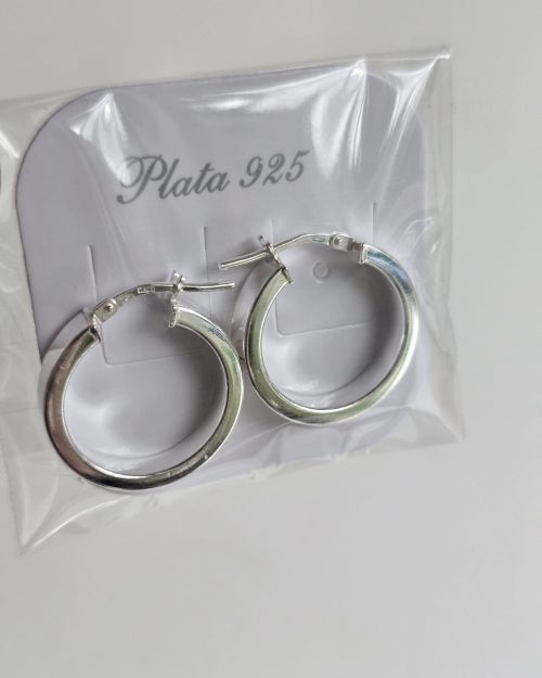 Argollas medianas de plata lisa estilo cinta