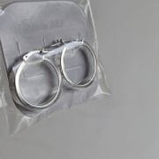 Argollas medianas de plata lisa estilo cinta