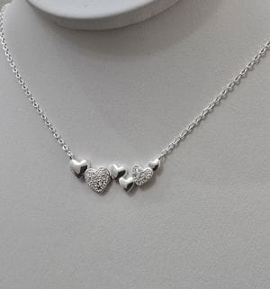 Cadena con dije incorporado de corazones .Plata925