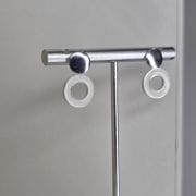 Aros geometricos circulares plata esmalte blanco