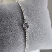 Pulsera tenis plata con punto de luz circular