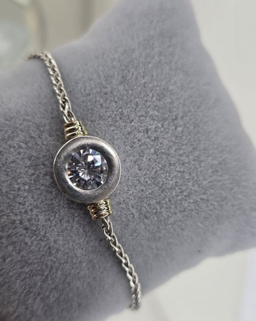 Pulsera de plata y oro con cubic circular en el centro