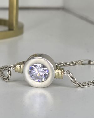 Pulsera de plata y oro con cubic circular en el centro