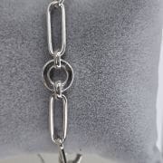 Pulsera de plata con eslabón forcet y circular, tiene cierre marinero