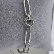Pulsera de plata con eslabón forcet y circular, tiene cierre marinero