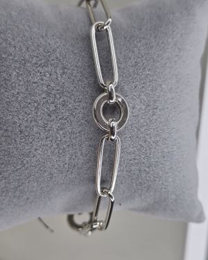 Pulsera de plata con eslabón forcet y circular, tiene cierre marinero