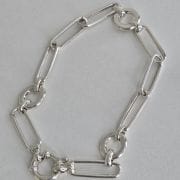 Pulsera de plata con eslabón forcet y circular, tiene cierre marinero