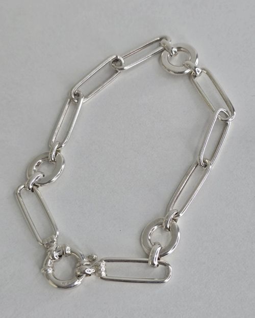 Pulsera de plata con eslabón forcet y circular, tiene cierre marinero