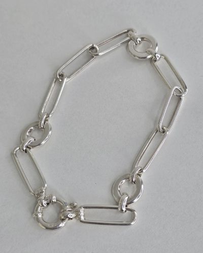 Pulsera de plata con eslabón forcet y circular, tiene cierre marinero