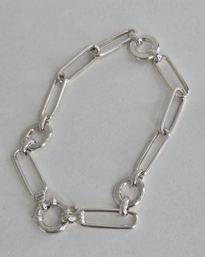 Pulsera de plata con eslabón forcet y circular, tiene cierre marinero